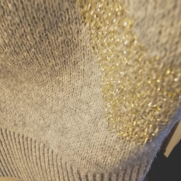 Silver and Metallic Gold Patterned Sweater (M) - Picture 6 of 10